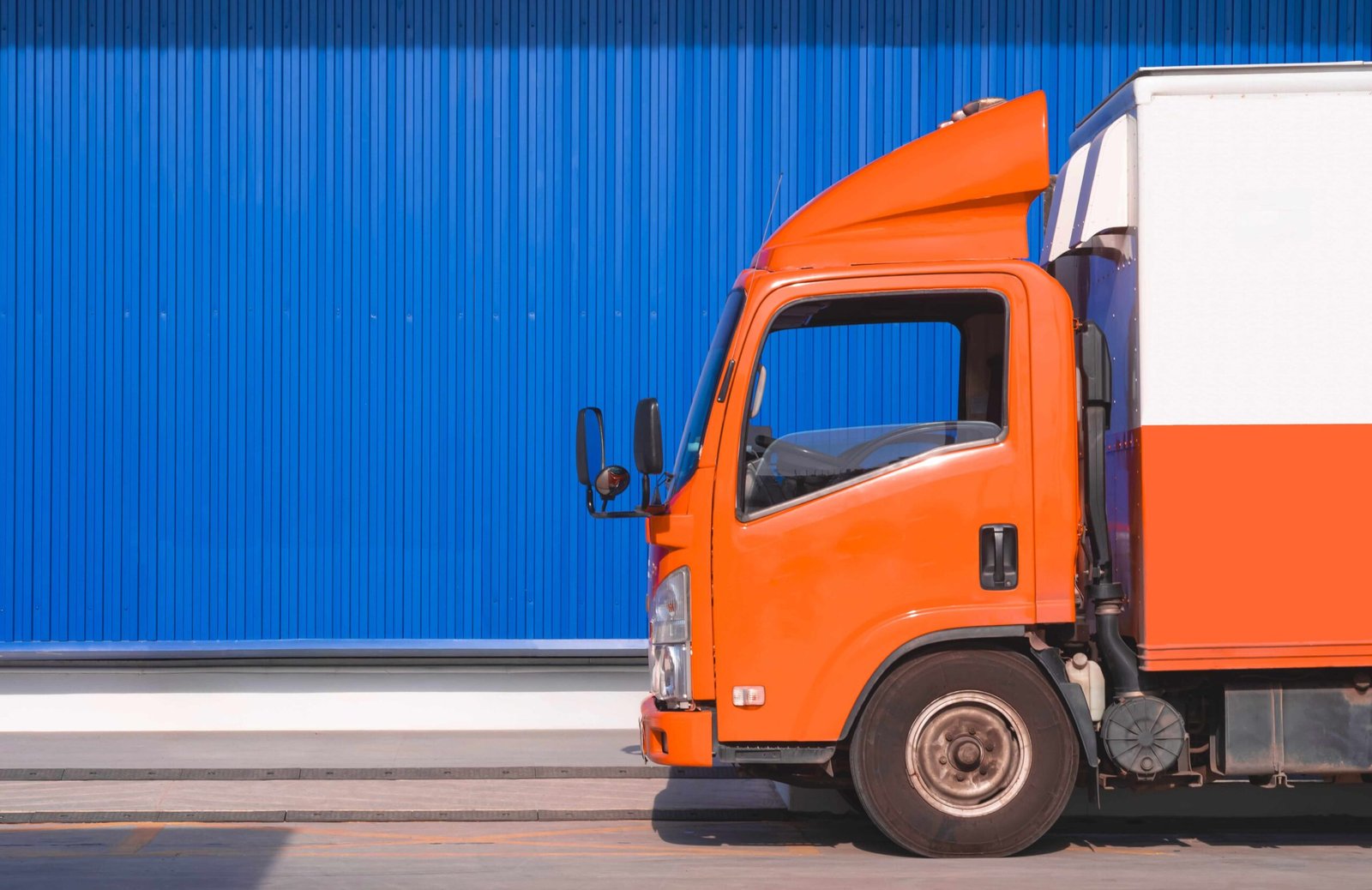 delivery-truck-is-parking-in-front-of-blue-storage-2026-01-09-00-25-08-utc